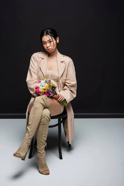 Full Length Asian Woman Trench Coat Boots Holding Flowers While — Stock Photo, Image