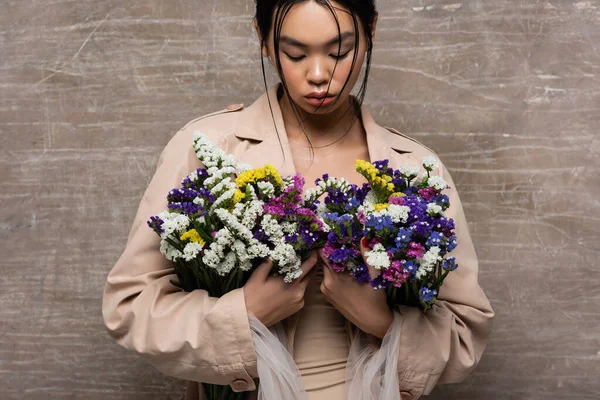 Mladá Asijská Žena Béžové Trenč Kabát Drží Divoké Květy Abstraktním — Stock fotografie