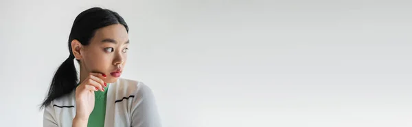 Ganska Asiatisk Modell Kofta Tittar Bort Isolerad Grå Med Kopieringsutrymme — Stockfoto