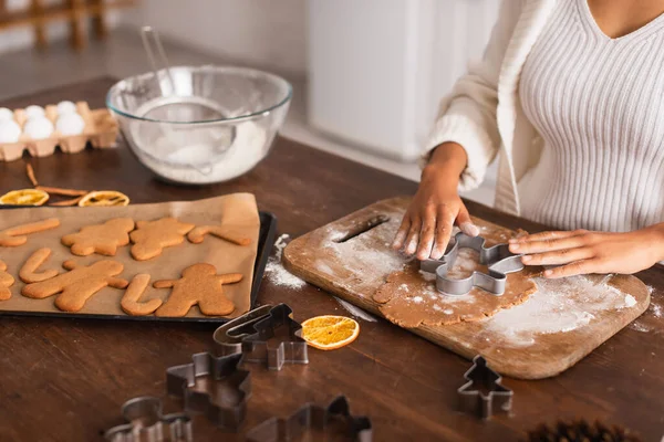 Vista cortada da mulher americana africana preparando biscoitos de Natal na cozinha — Fotografia de Stock