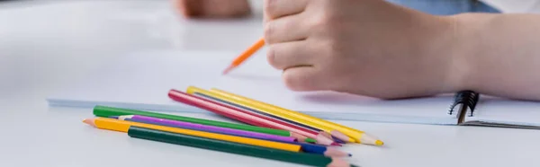 Vista ritagliata della donna che disegna vicino alla matita di colore a casa, banner — Foto stock