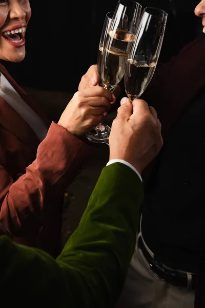 Corte vista de animado ásia mulher brindar champanhe com amigos isolado no preto no preto fundo — Fotografia de Stock