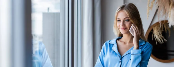 Glückliche junge Frau telefoniert in der Nähe von Fenster, Banner — Stockfoto