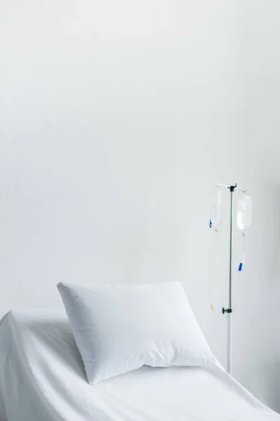 Кровать и подставка с внутривенной терапией в больничной палате — стоковое фото