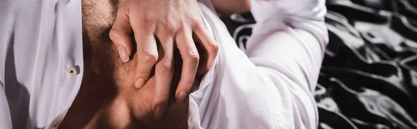 Corte vista de mulher tocando homem em branco camisa desabotoada, banner — Fotografia de Stock