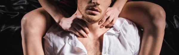 Vista ritagliata della donna che abbraccia il collo dell'uomo in camicia bianca, banner — Foto stock