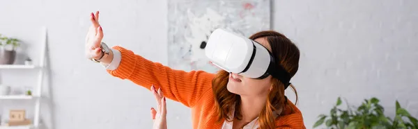 Jeune femme dans vr casque geste avec les mains tendues, bannière — Photo de stock