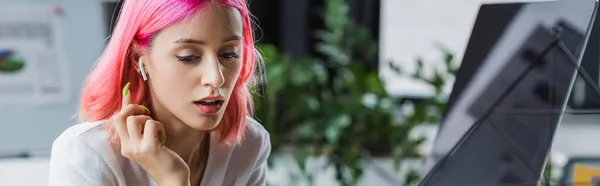 Pierced businesswoman with pink hair in earphone looking away, banner — Stock Photo