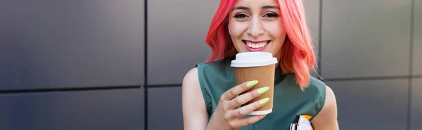 Mulher de negócios feliz com cabelo rosa e fone de ouvido segurando café para ir, banner — Fotografia de Stock