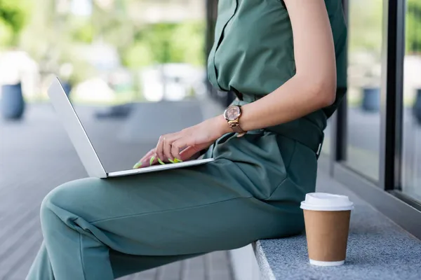 Vue recadrée de femme d'affaires en utilisant un ordinateur portable à l'extérieur — Photo de stock
