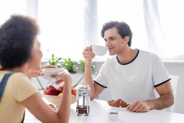 Feliz casal interracial beber chá de manhã — Fotografia de Stock