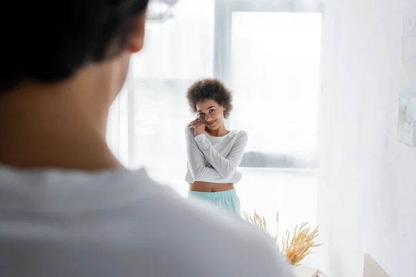 Heureux afro-américain femme regardant flou copain — Photo de stock