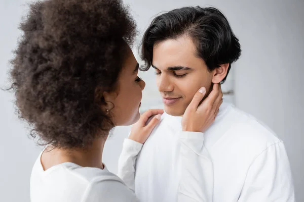 Giovane donna afroamericana teneramente toccante volto del fidanzato — Foto stock