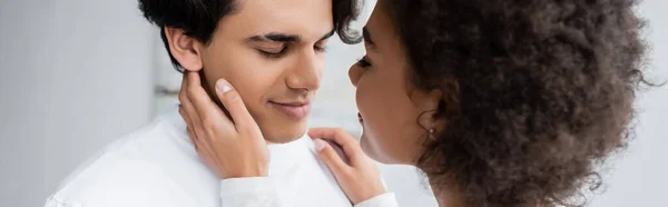 Giovane donna afroamericana teneramente toccante volto del fidanzato, striscione — Foto stock