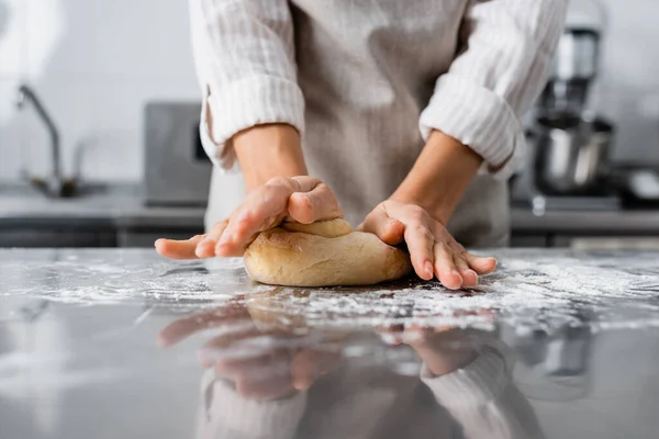 Vista cortada do chef fazendo massa perto da farinha na mesa na cozinha — Fotografia de Stock