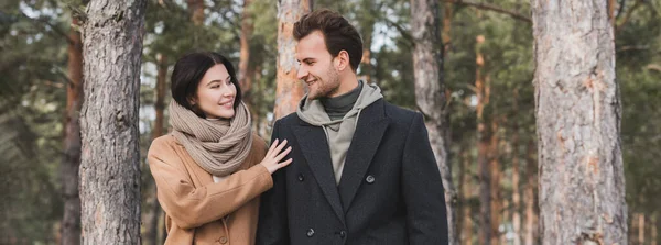 Jovem e feliz casal no outono roupa olhando uns para os outros no parque, banner — Fotografia de Stock