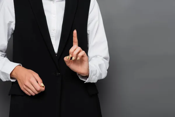 Обрізаний вид бізнес-леді в сорочці і жилеті, маючи ідею ізольовано на сірому — стокове фото