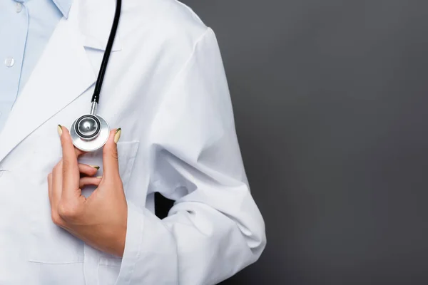 Ausgeschnittene Ansicht des Arztes mit Stethoskop isoliert auf grau — Stockfoto