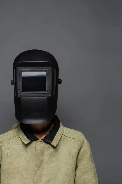 Soldador em uniforme e capacete com viseira isolada em cinza — Fotografia de Stock