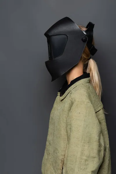 Soudeur blond en masque et uniforme isolé sur gris — Photo de stock