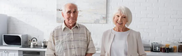 Personas mayores mirando a la cámara en el hogar de ancianos, pancarta - foto de stock