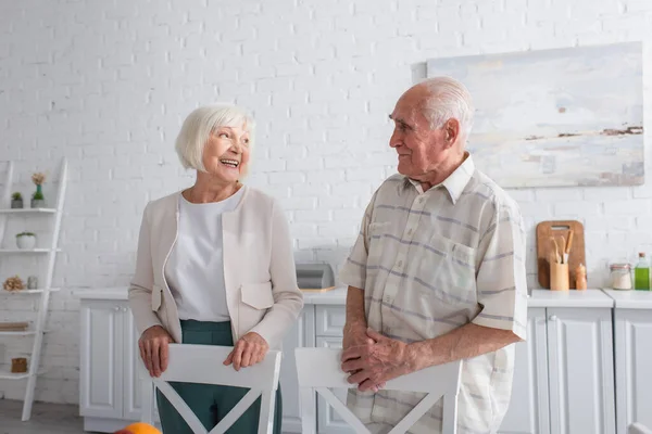 Glückliche Senioren schauen sich im Pflegeheim an — Stockfoto