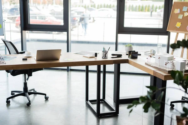 Gadgets, café y modelo de edificio en oficina - foto de stock