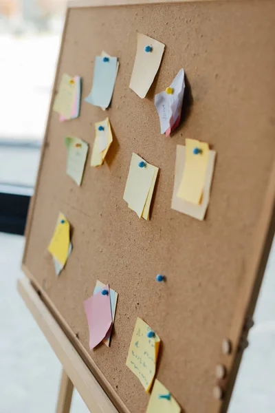 Des notes floues et collantes à bord au bureau — Photo de stock