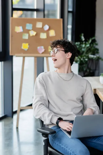 Scioccato uomo d'affari in occhiali da vista utilizzando laptop in ufficio — Foto stock