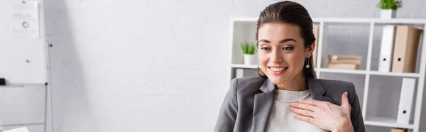 Femme d'affaires heureuse souriant dans le bureau moderne, bannière — Photo de stock