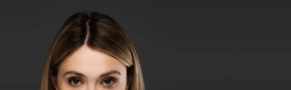 Abgeschnittene Ansicht einer jungen Frau mit natürlichem Make-up, die isoliert auf graue Kamera blickt, Banner — Stockfoto