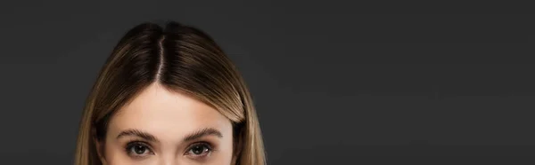 Vue recadrée de jeune femme avec maquillage naturel regardant la caméra isolée sur gris, bannière — Photo de stock