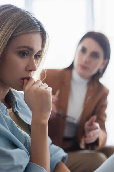 Frustrierte Frau in Arztpraxis nahe verwischter Psychologin — Stockfoto