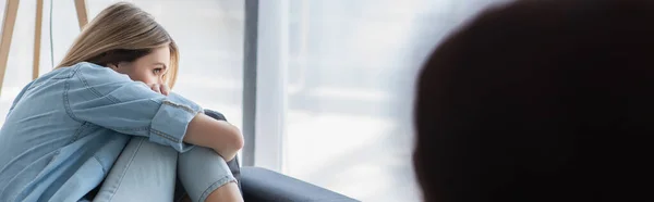 Femme déprimée assise près de la fenêtre pendant la consultation psychologique, bannière — Photo de stock