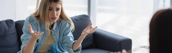 Mujer deprimida hablando y haciendo gestos durante la consulta psicológica, bandera - foto de stock