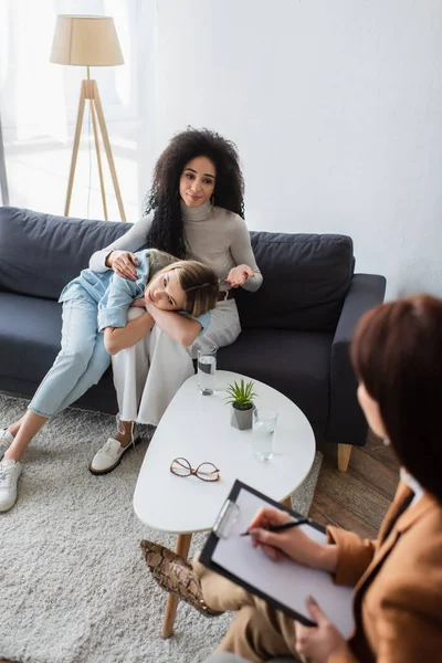 Donna afro-americana che punta con mano vicino alla ragazza frustrata durante la consultazione psicologica — Foto stock