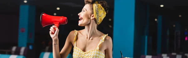 Side view of pin up woman screaming in megaphone, banner — Stock Photo