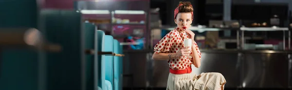 Jeune pin up femme en robe à pois rouge boire milkshake, bannière — Photo de stock