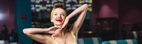 Mujer tatuada pin up con labios rojos sonriendo en la cafetería, pancarta - foto de stock