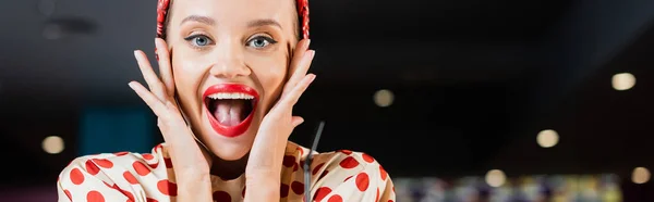 Дивовижна жінка з червоними губами і відкритим ротом в кафе, банер — стокове фото