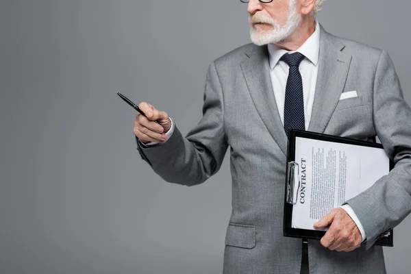 Abgeschnittene Ansicht eines leitenden Geschäftsmannes mit Vertrag zeigt mit Stift isoliert auf grau — Stockfoto