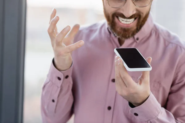 Vista cortada de empresário irritado gravando mensagem de voz no smartphone no escritório — Fotografia de Stock