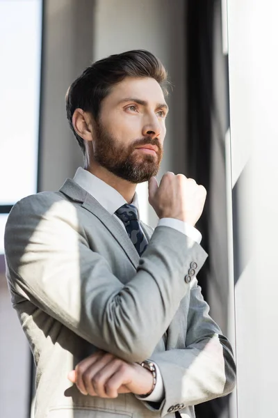 Retrato de homem de negócios em desgaste formal olhando para longe no escritório — Fotografia de Stock