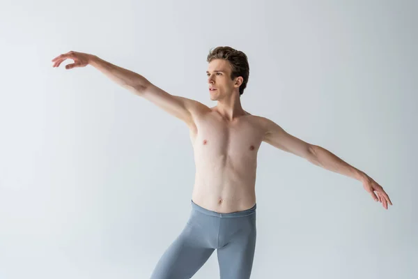 Ballerino ballerino senza maglietta esibendosi isolato su grigio — Foto stock
