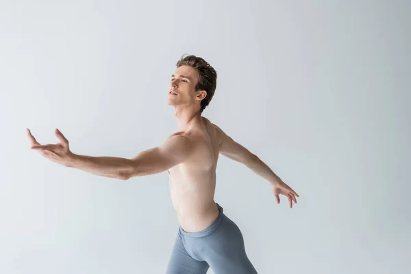 Junge hemdlose Balletttänzerin tanzt isoliert auf grau — Stockfoto