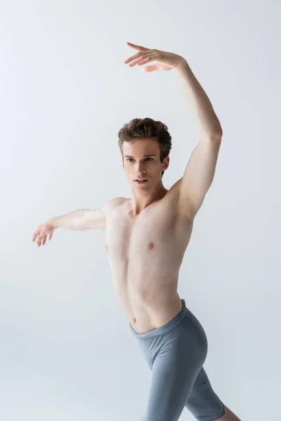 Jeune et torse nu danseur de ballet dansant danse de ballet isolé sur gris — Photo de stock