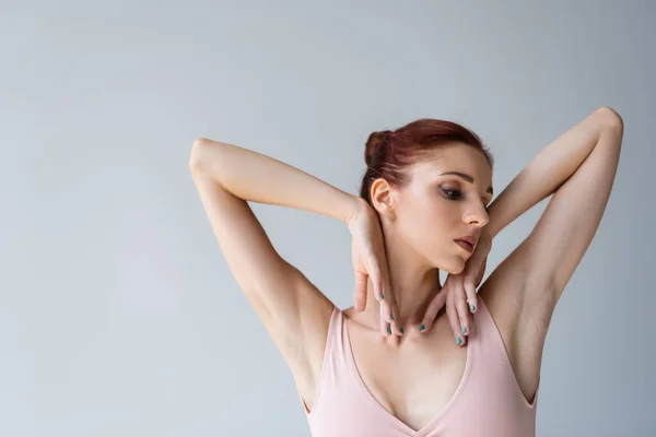 Ballerine sensuelle et rousse en body isolé sur gris — Photo de stock