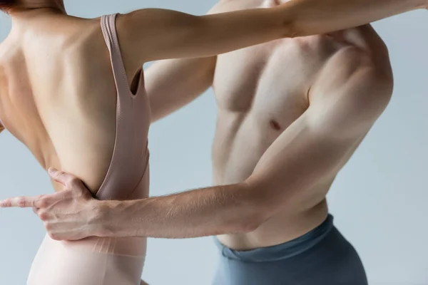 Ausgeschnittene Ansicht eines jungen Paares, das Ballett isoliert auf Grau tanzt — Stockfoto