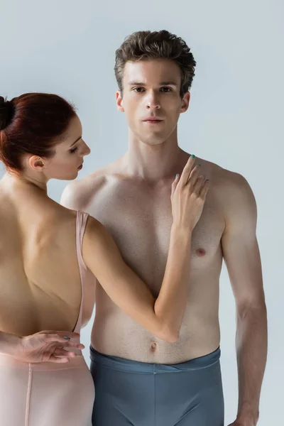 Ballerine rousse près de danseuse de ballet torse nu isolé sur gris — Photo de stock