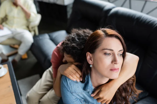 Mujer afroamericana abrazando novia frustrada durante la visita al psicólogo - foto de stock